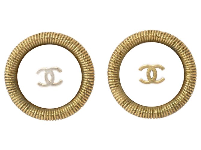 Brincos de clipe em concha redonda Chanel Coco Dourado