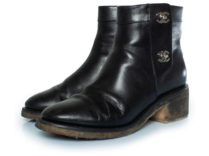 Chanel, schwarze Lederstiefeletten mit CC-Drehverschlüssen