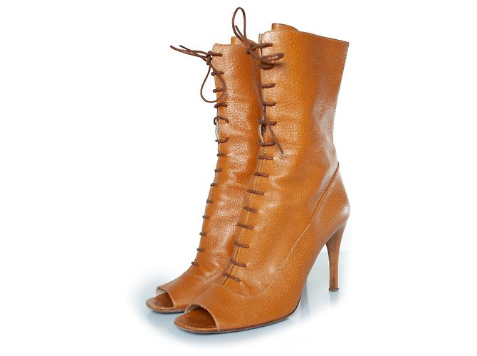 Prada, botas de couro marrom com cadarço e bico aberto