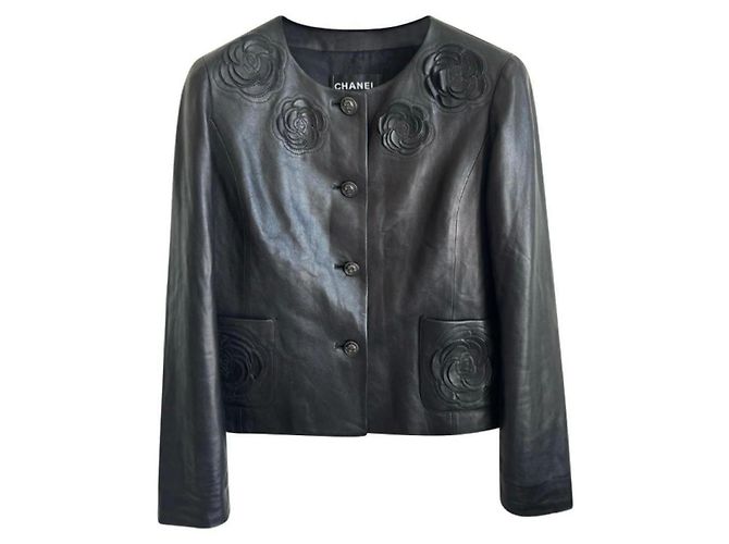 Chanel Chaqueta de cuero negro con aplique Camellia por 13K$