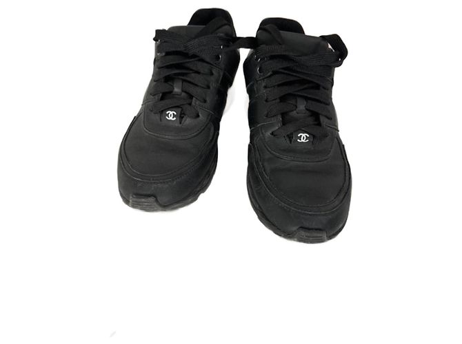 Baskets Chanel en cuir noir