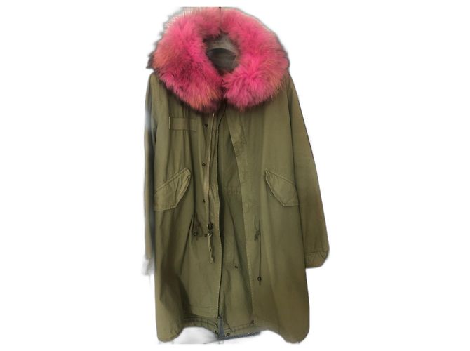 Parka de algodón Mr & Mrs Italy verde con borde de piel de mapache rosa