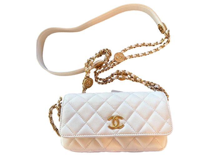 Wallet On Chain Chanel bolsa de telefone em couro branco com corrente dourada