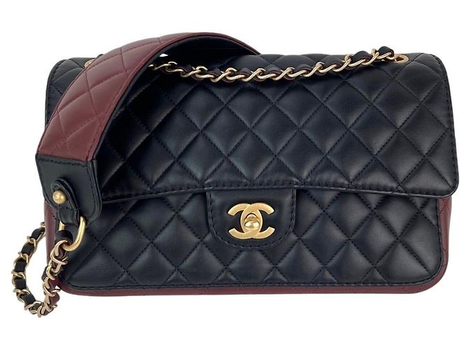 Bolso de hombro Chanel de piel de ternera acolchada negro burdeos con solapa
