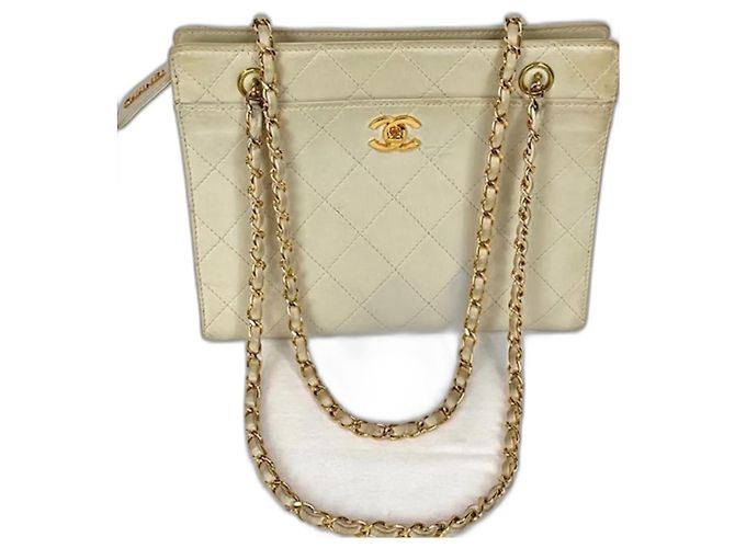 Sac à main Chanel en cuir caviar beige doré