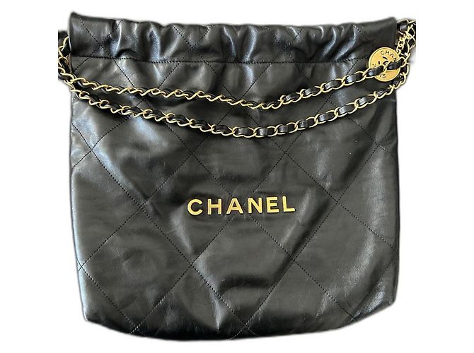 Borsa Chanel 22 Nera in Pelle di Agnello con Hardware Oro Nero