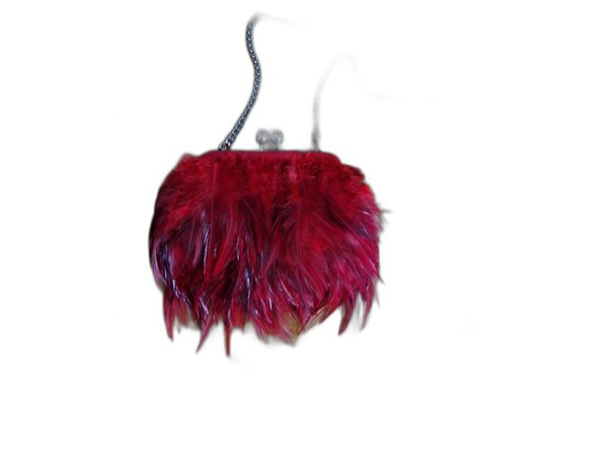 Clutch de plumas Stuart Weitzman roja