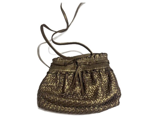 Bolsa de ombro Fendi em couro dourado