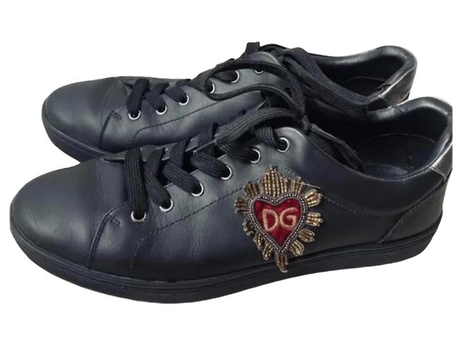 Dolce & Gabbana Tênis de Cano Baixo em Couro Preto com Coração Vermelho Azul