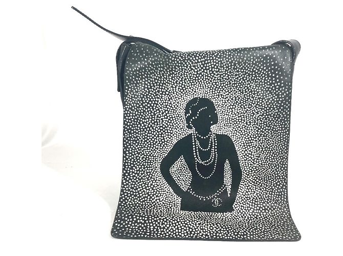 Bolsa de ombro de couro preto e branco Chanel
