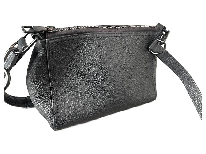 Bolsa Triangular Louis Vuitton Preta de Couro Preto