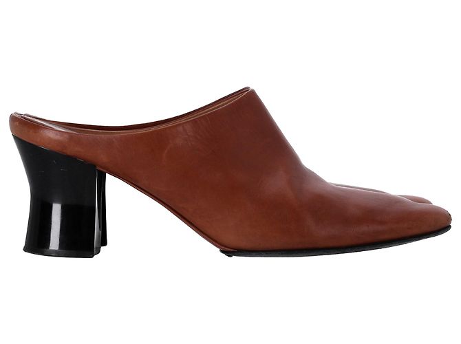 As mules de salto Adela da The Row em couro marrom Vermelho