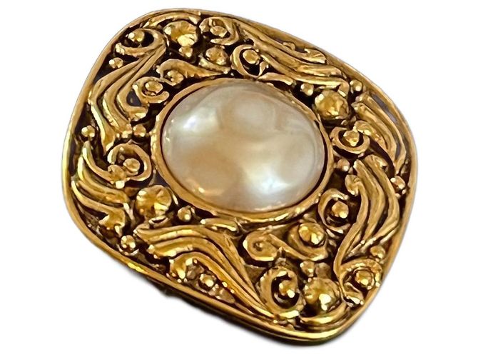 spilla vintage di Chanel D'oro