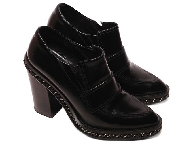 Botas Encadenadas Asombrosas de Chanel Negro