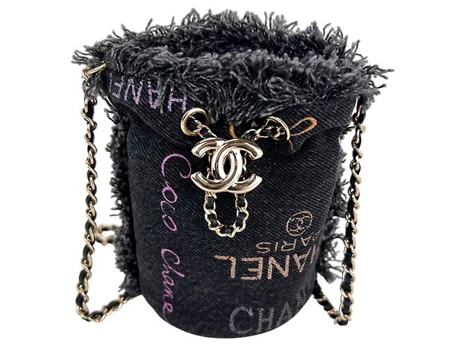 Chanel Denim gesteppter Mini-Eimer mit Kette in Schwarz