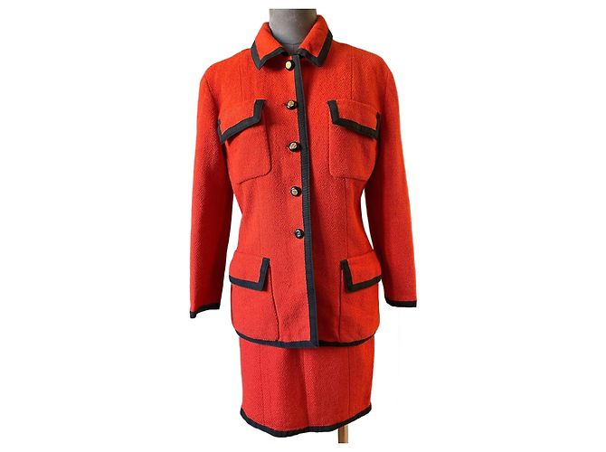 Conjunto de saia e casaco Chanel em tweed coral