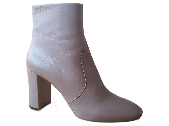 BOTINES PRADA CON TACÓN EN CUERO GRIS.