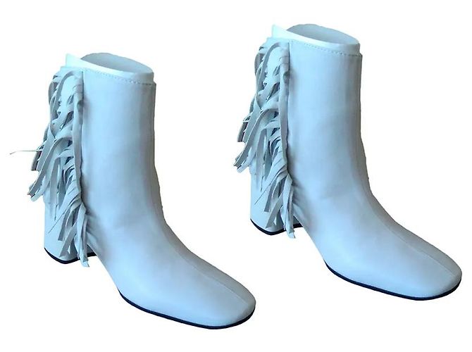 PRADA LEDERSTIEFELETTEN MIT FRANSEN. Weiß