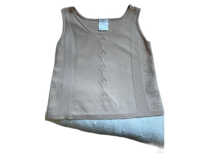Top Chanel con monogramma logo CC beige