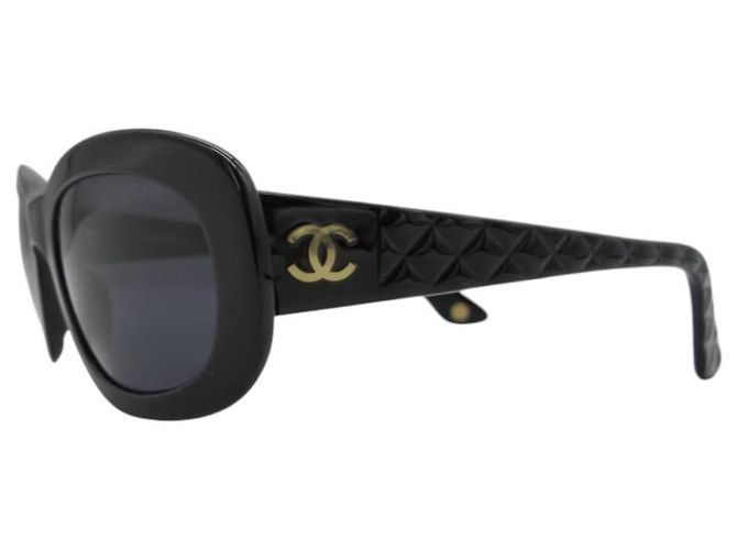 Óculos de sol Chanel pretos acolchoados com logo CC dourado 5009