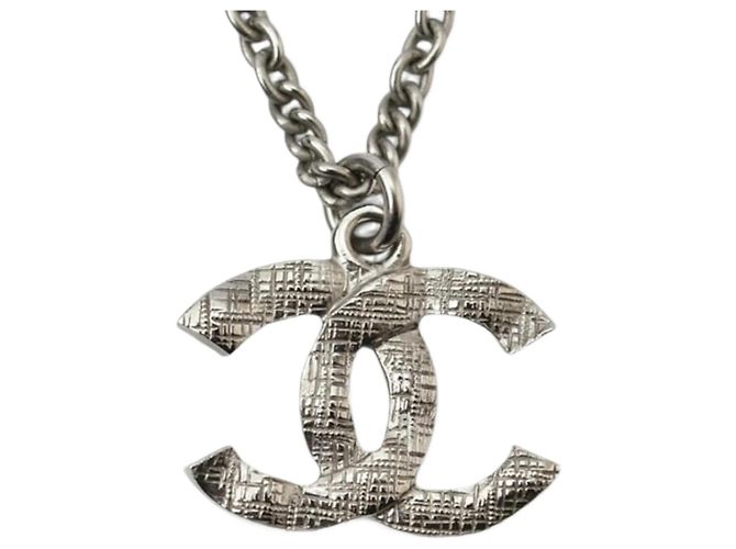 Colar de prata Chanel com pingente