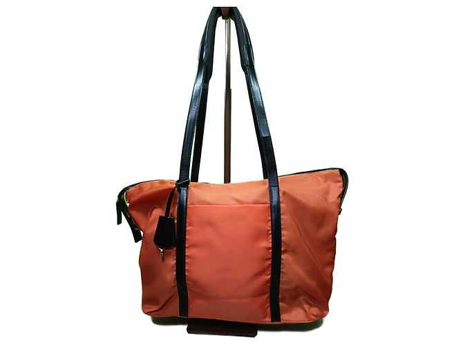 Bolsa Prada laranja de nylon e couro