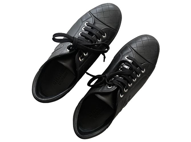 Sneaker Chanel in pelle di vitello nera con logo CC Nero