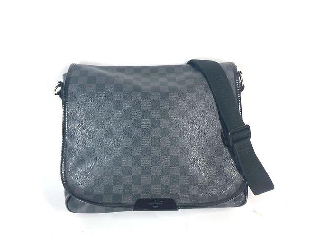 Bolsa Distrix MM Damier Graphite Louis Vuitton Preto