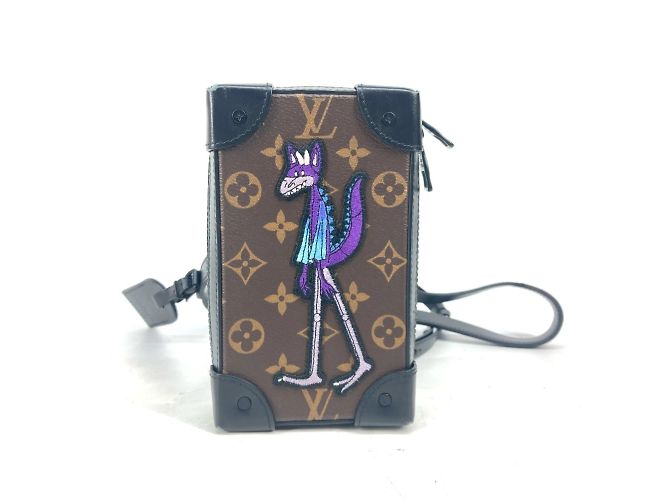 Sac à téléphone Monogram Soft Trunk de Louis Vuitton Marron