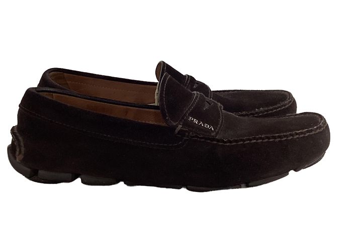 Mocassini Penny Driver in Suede Marrone con Logo Prada Rosso