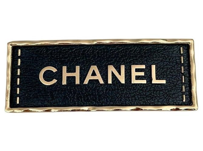 Broche Chanel Placa de Logo Ouro e Couro Dourado