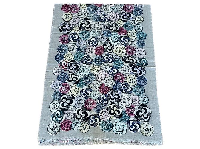 Cachecol Chanel de cashmere cinza com padrões de camélia