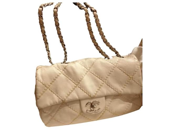 Timeless Classic Chanel bag Cream Lambskin  ref.2146701