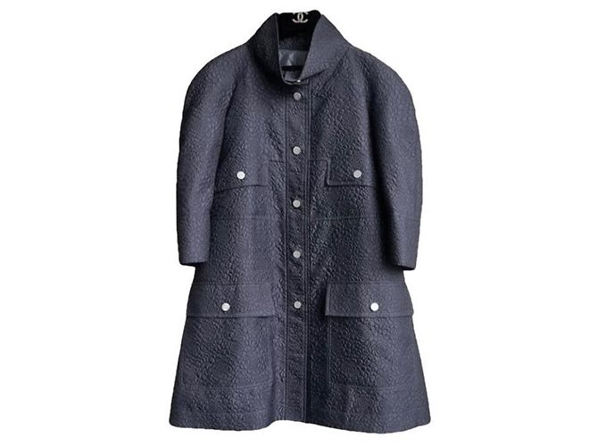 Chanel Trench coat com padrão de camélias icônicas