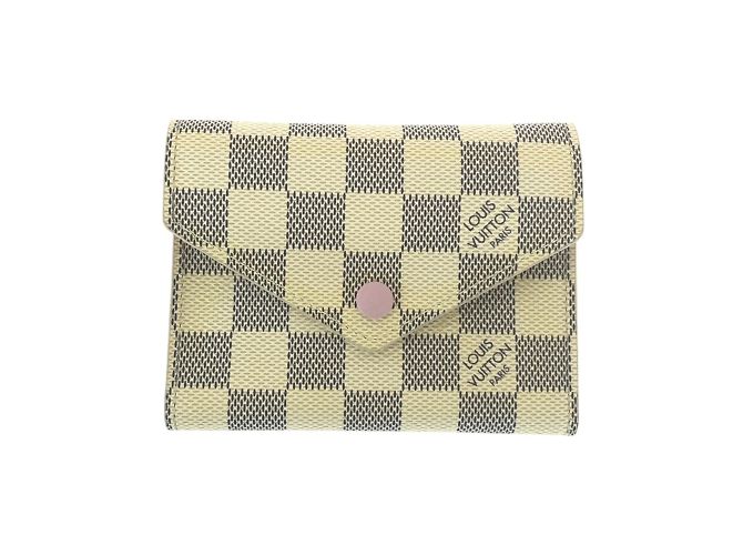 Cartera Victorine Damier Azur de Louis Vuitton Beige Crudo