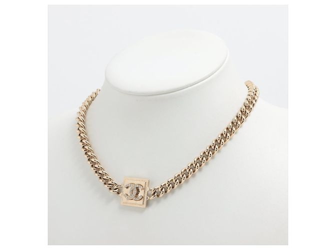 Timeless Chanel Choker de metal dorado