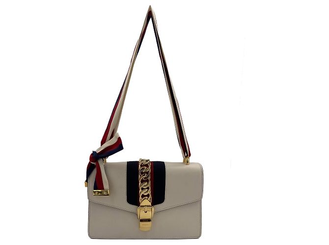 Gucci Bolsa de flap em couro de bezerro Small Sylvie em couro com alça de ombro em web destacável. Off-white Fora de branco
