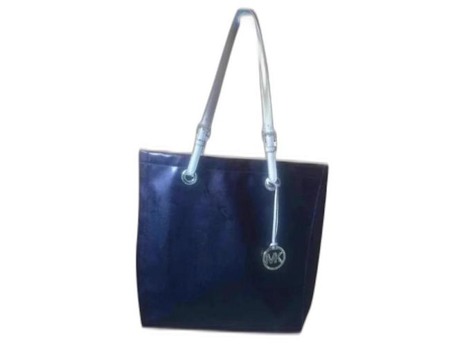 Bolsa Michael Kors em couro envernizado roxo