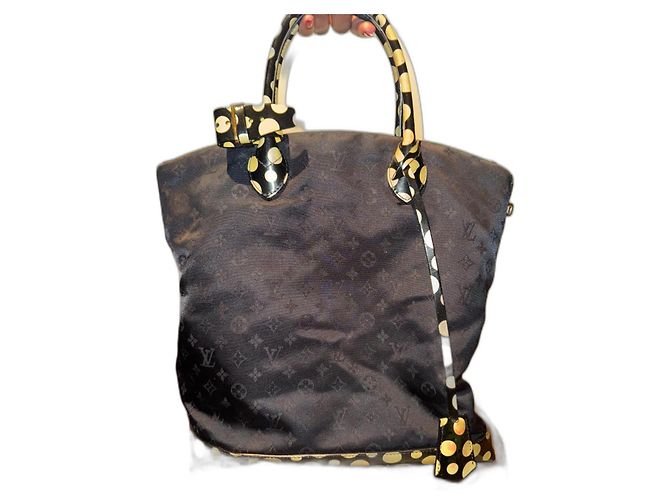 Louis Vuitton x Yayoi Kusama Lockit Vertical MM Nero