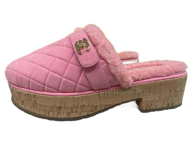 chanel zoccoli in scamosciato e montone rosa