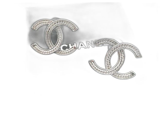 neue Chanel-Ohrringe mit einer Chanel-Box Silber