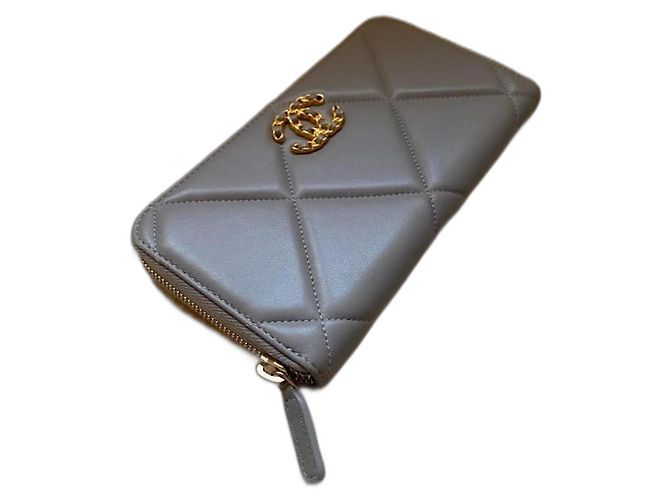Cartera larga Chanel 19 gris de piel de cordero