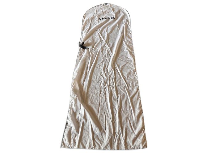 Funda protectora de ropa Chanel de algodón negro y blanco