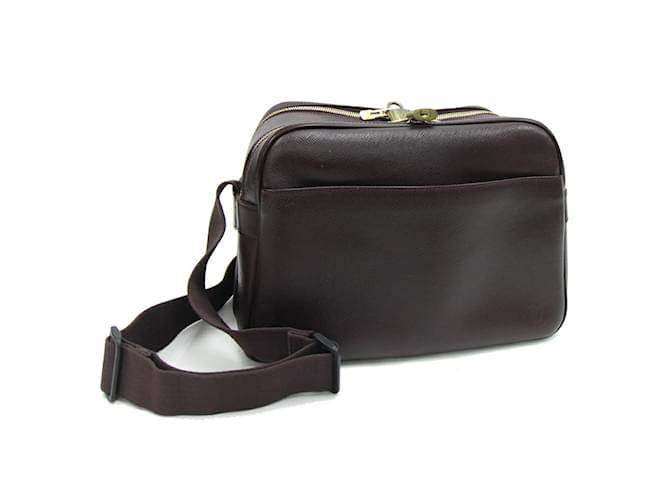 Louis Vuitton Taiga Reporter Shoulder Bag Brown Leather  ref.2171430
