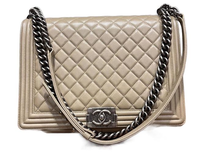 Le Boy Bolsa Chanel Boy em couro verde oliva Verde claro