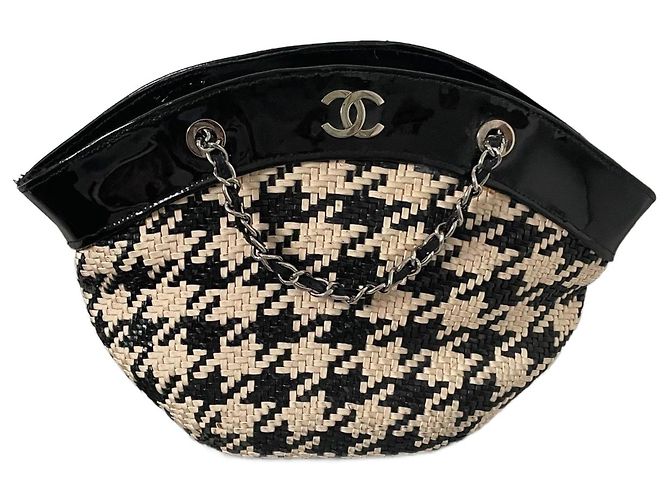 Bolsa Chanel de couro envernizado preto e palha