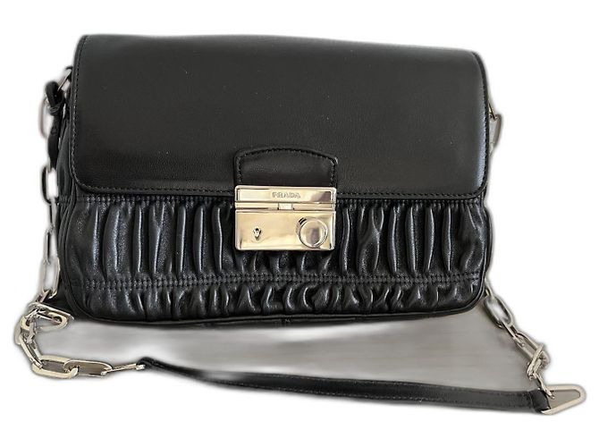 Borsa a spalla in pelle nera Prada Nappa Gaufre Nero