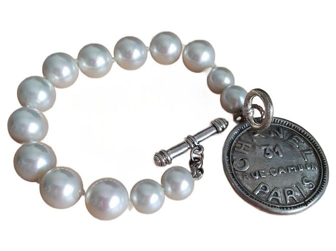 Pulseira Chanel de Pérolas com Medalhão Multicor