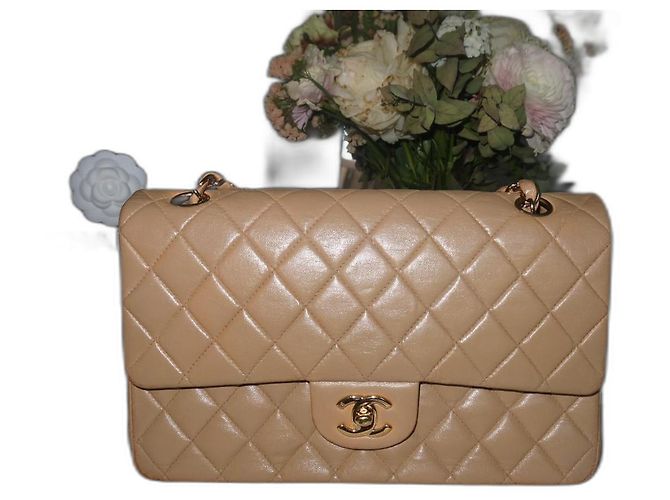 Bolsa Chanel Timeless Clássica – Couro de Cordeiro Bege – Corrente Dourada Conhaque Gold hardware