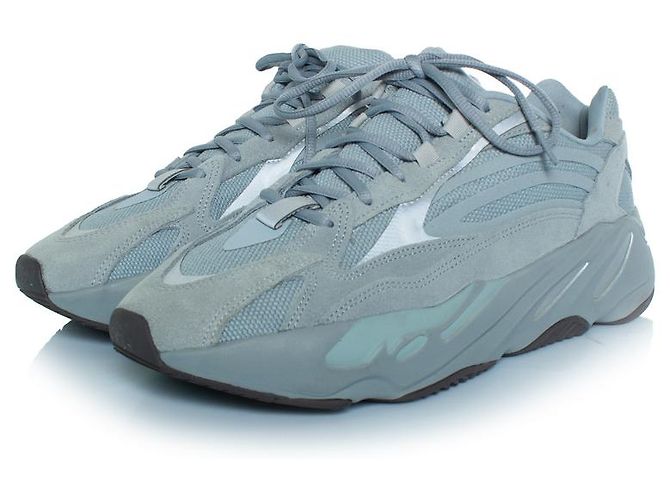 Yeezy, Boost 700 V2 blu ospedaliero